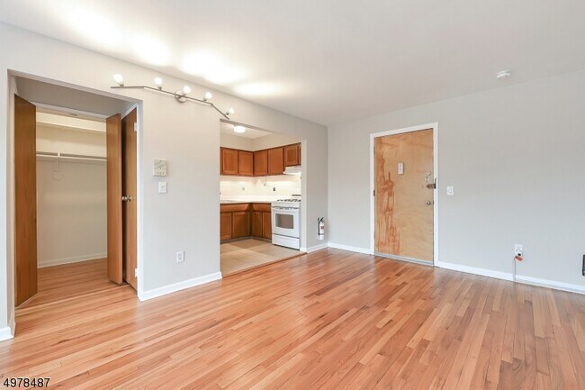 Building Photo - 565 Grove St