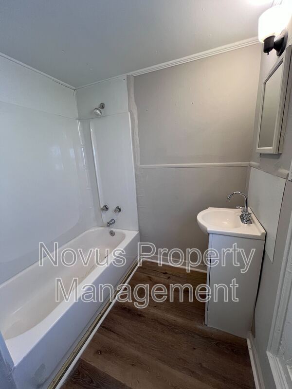 Building Photo - 302 Cedar St