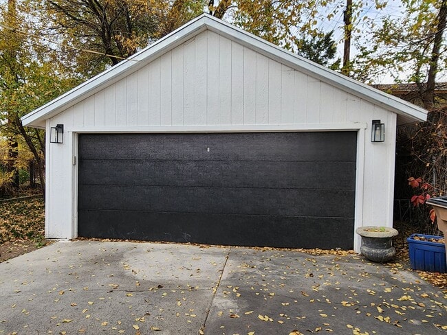 Building Photo - East Bench Luxury Bungalow - Fully Renovated and STUNNING!