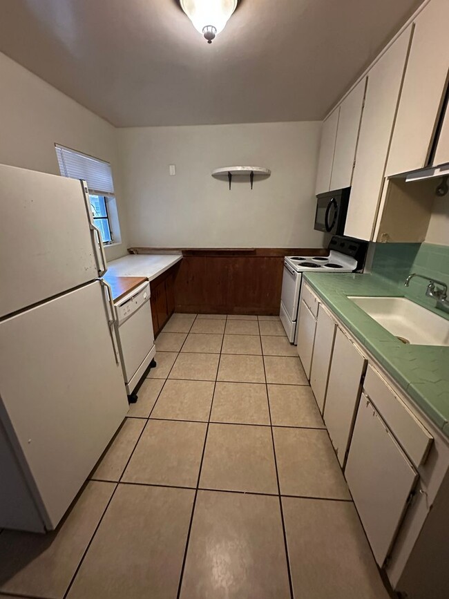 Building Photo - 3 Bed 1 Bath House with Fenced-in Yard. Av...