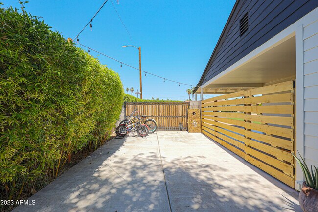 Building Photo - 901 W Berridge Ln