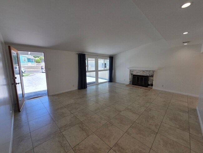 Building Photo - 4+2 Single Family home on desirable Ventura street Near Hospital