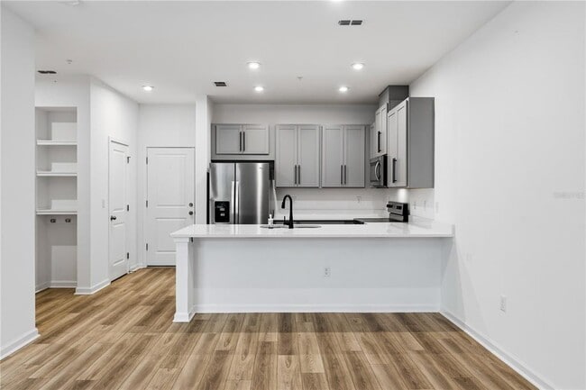 Building Photo - 9844 Walkway Dr