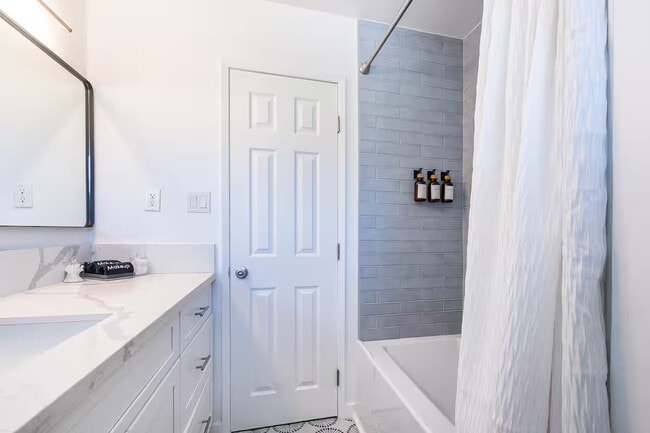 Building Photo - 3538 Roslyn St