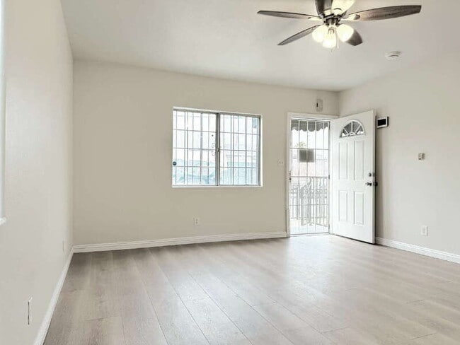 Building Photo - 1323 W 58th St