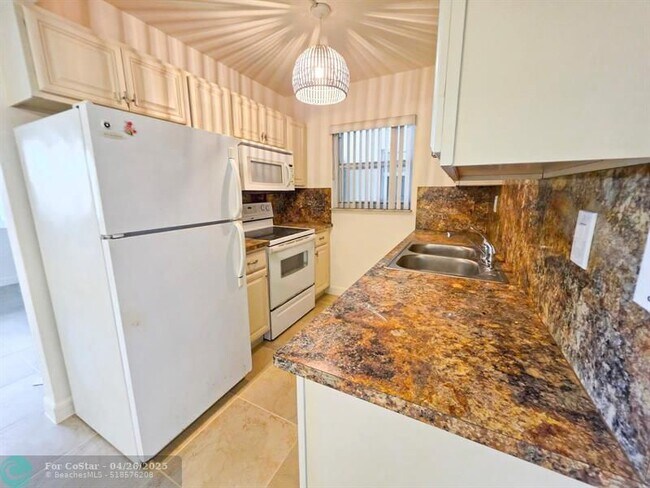 Building Photo - 2131 NE 40th Ct