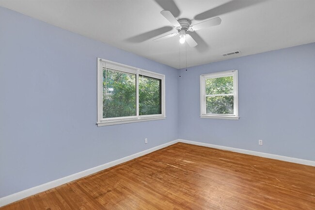 Building Photo - Beautiful, Newly Renovated 5 Bed 2 Bath si...