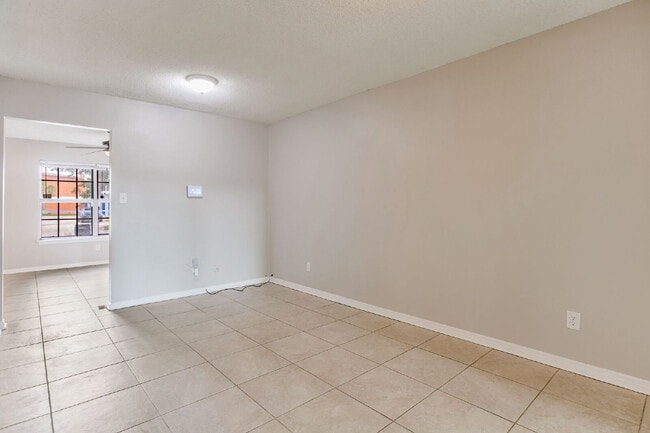 Building Photo - Desirable townhouse centerally located.