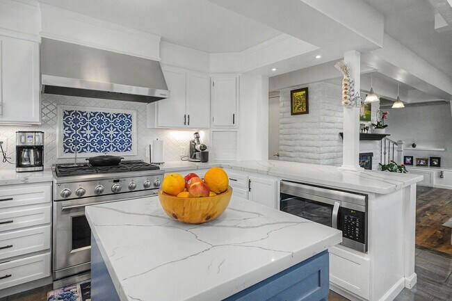 Building Photo - Luxury furnished retreat in Carmel Valley
