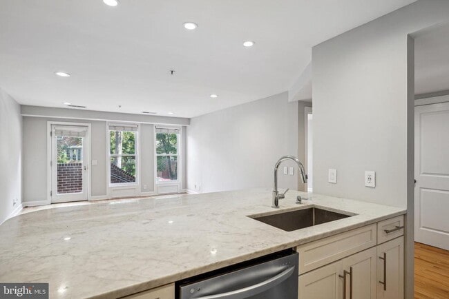 Building Photo - 110 Cameron St