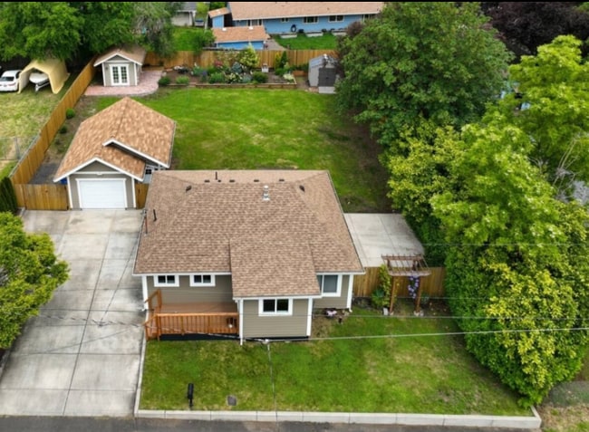 Building Photo - 9810 NE 3rd St