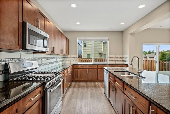 Building Photo - Spacious Spanaway Home w/ A/C & 5 Bedrooms...