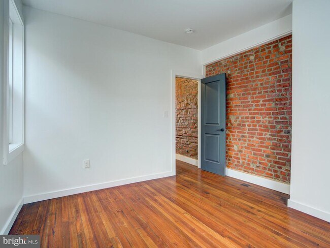 Building Photo - 2316 E Cambria St