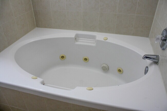 Building Photo - PRICED TO RENT QUICKLY !! OPEN HOUSE FRIDAY 1PM - 1:30PM 10/14/2022