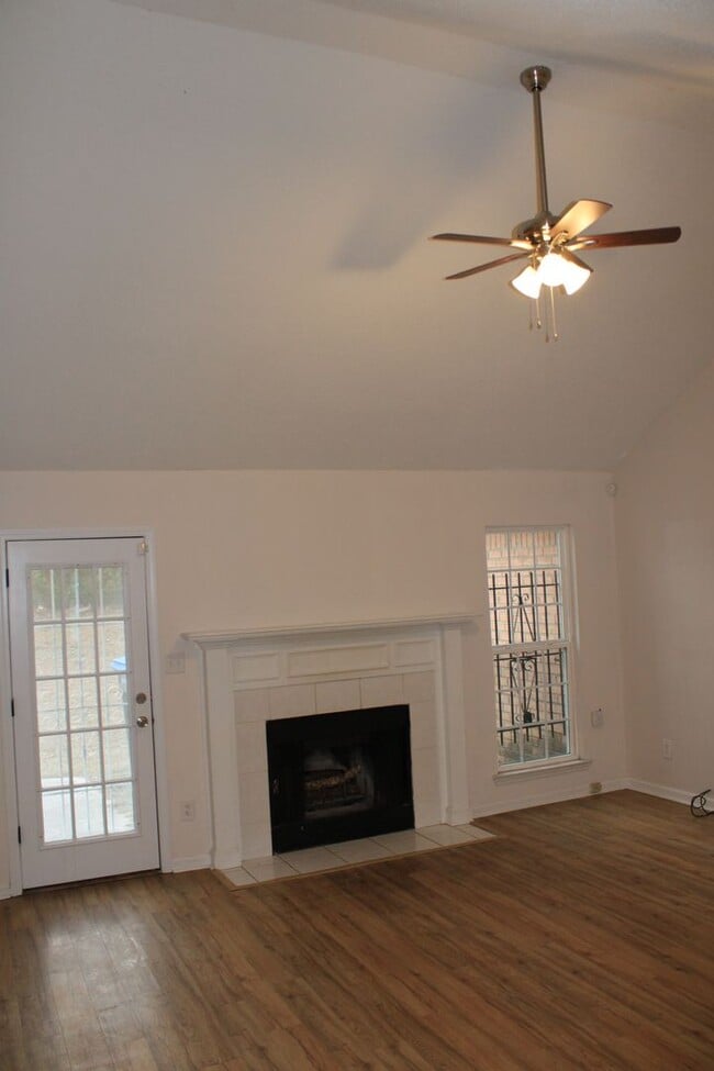 Building Photo - 3 Bedroom 2 Bath W/Bonus South Augusta!