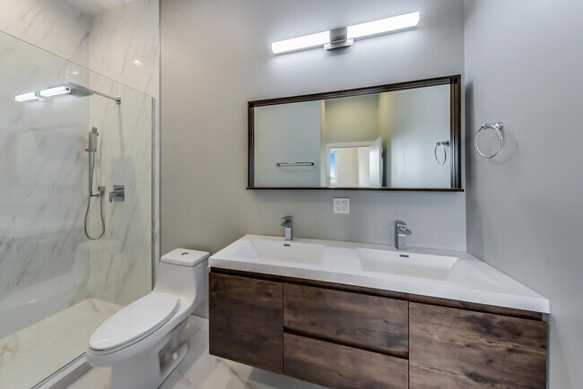 Building Photo - 2827 N Clybourn Ave