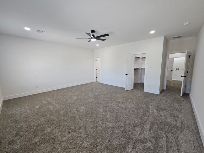 Building Photo - Available now ready for immediate move in ...