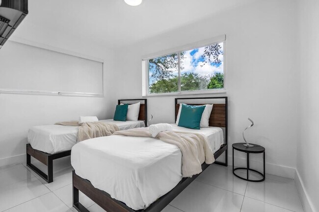 Building Photo - 7061 Coolidge St