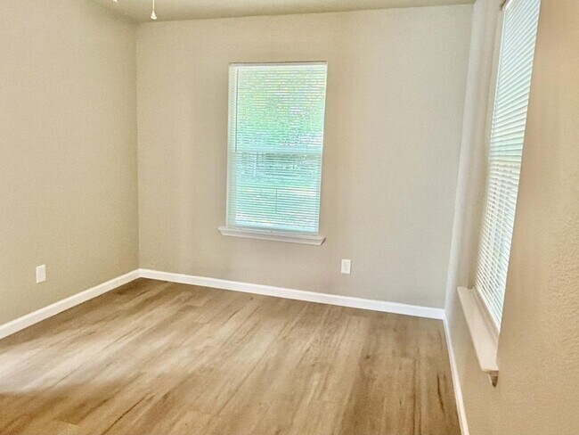 Building Photo - 20 Sarasue Ln