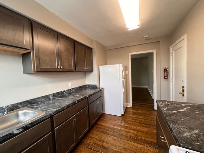 Building Photo - Modernized 1 br, heat included - Oct 14 mo...