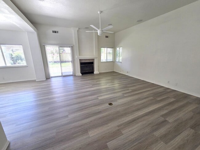 Building Photo - Beautiful 4 Bedroom 2 Bath Home