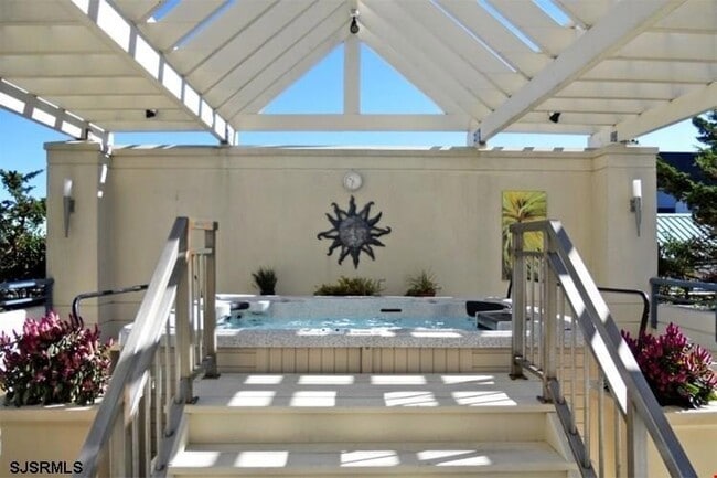 Building Photo - 526 Pacific Ave