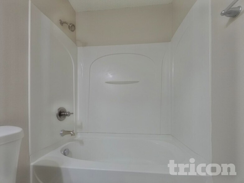 Building Photo - 819 Chablis Dr