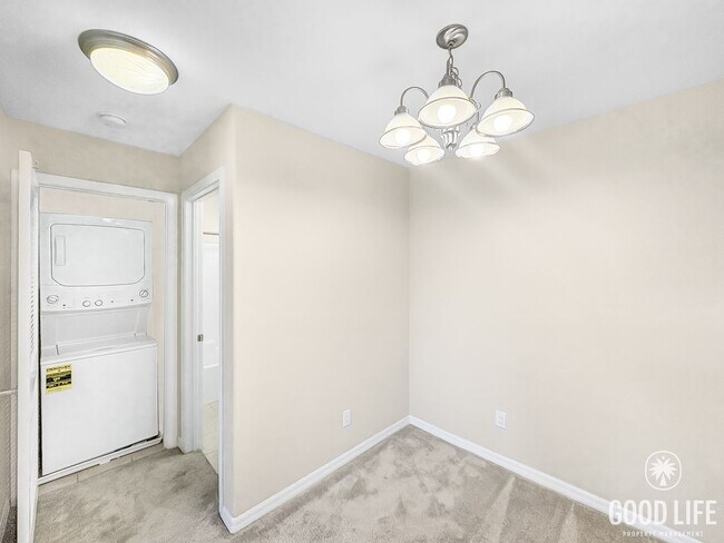 Building Photo - Perfect 1B/1BA w/ Balcony, Reserved Parkin...