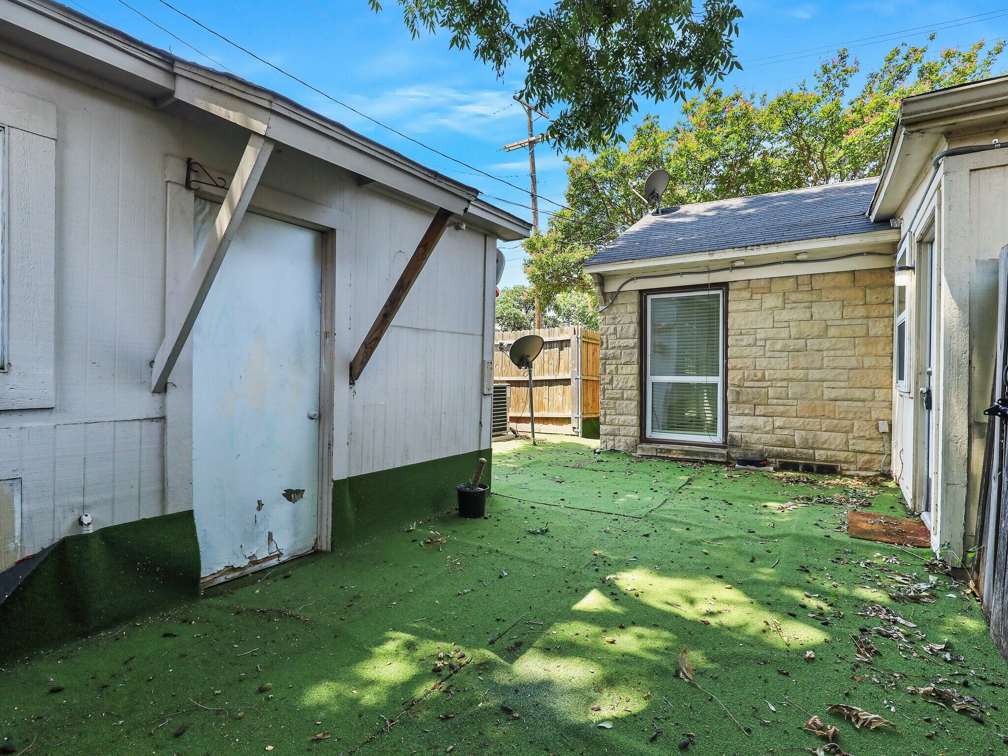 Building Photo - 6950 Hillcrest Ave