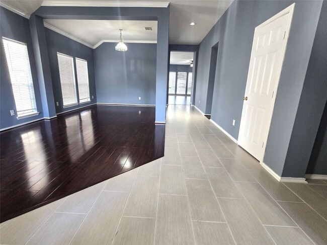 Building Photo - 15523 Clear Valley Dr