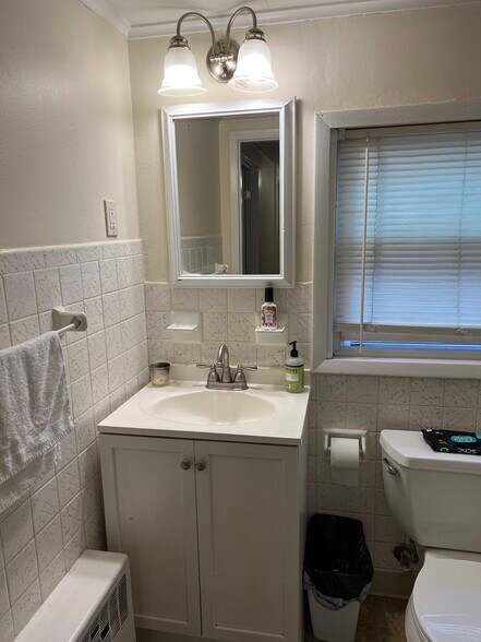 Building Photo - 154 Jenness St