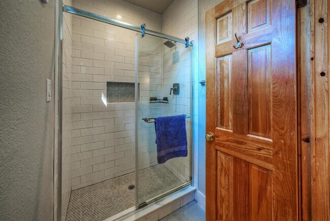 Building Photo - 15501 Rock Creek