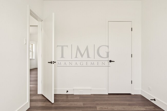 Building Photo - Modern 2-Bedroom Gem in the Heart of Andersonville | Separate Kitchen, In-Unit Laundry & Tons of ...