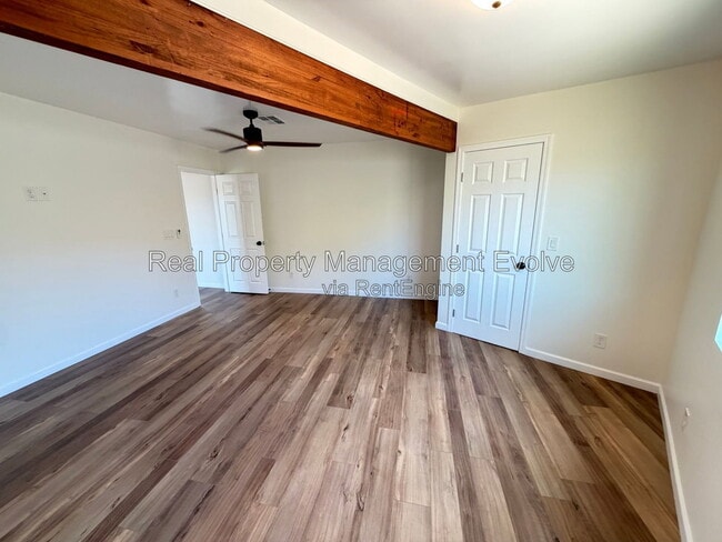 Building Photo - 4213 W Cheyenne Dr