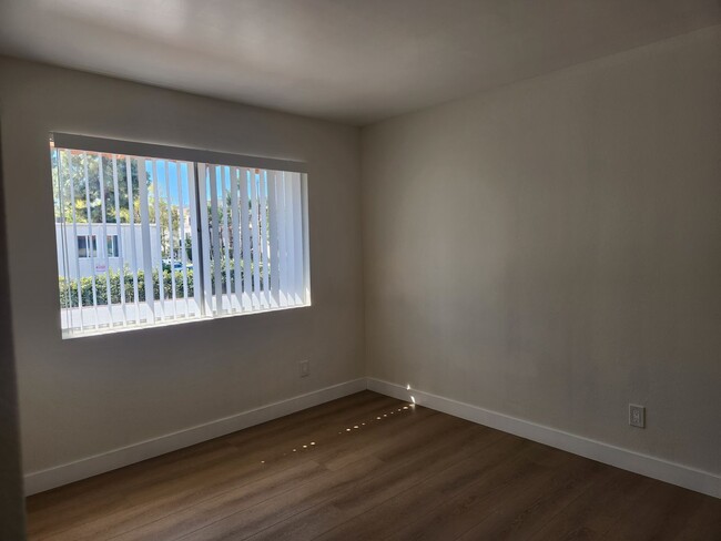 Building Photo - 3bed/2.5bath + Garage Townhome in Tarzana-...