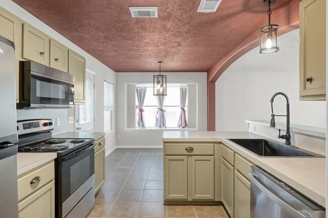 Building Photo - 13952 Buckskin Dr