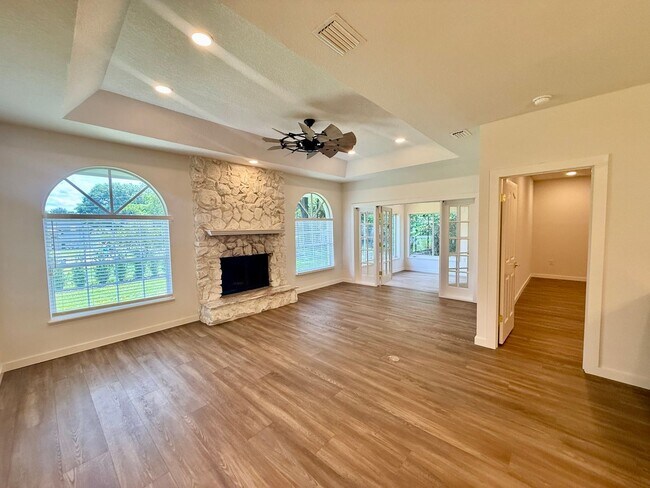Building Photo - GORGEOUS, just completely renovated 3/2 Ho...
