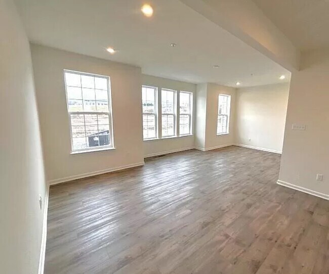 Building Photo - Harmony