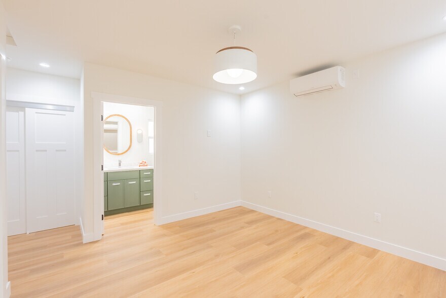 Master Bedroom - 14902 Hesby St