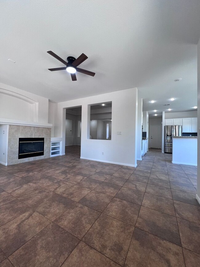 Building Photo - Stunning 4-Bed 3 Car Garage Gated Single S...