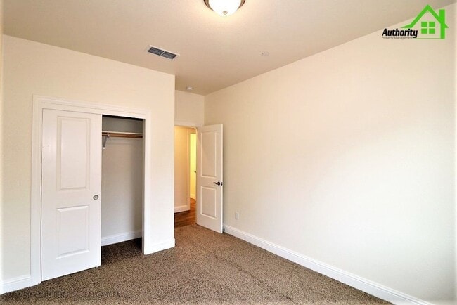 Building Photo - 2530 Rainbow Ln