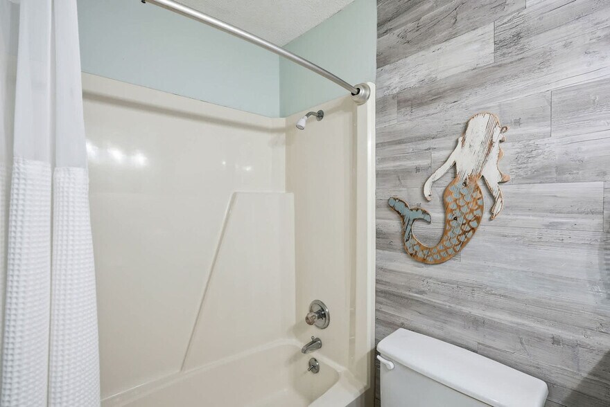 Building Photo - 8817 S Thomas Dr