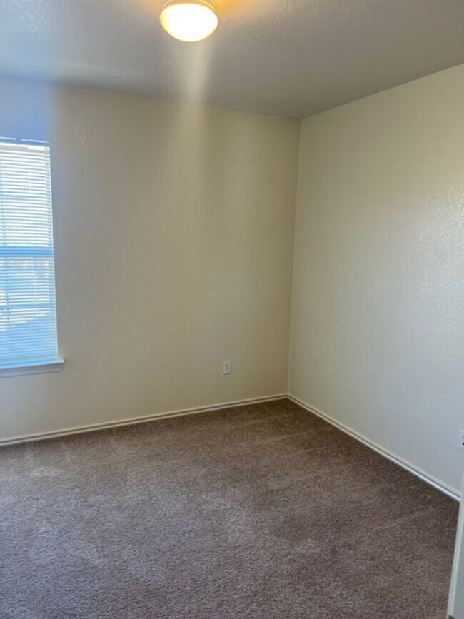 Building Photo - 913