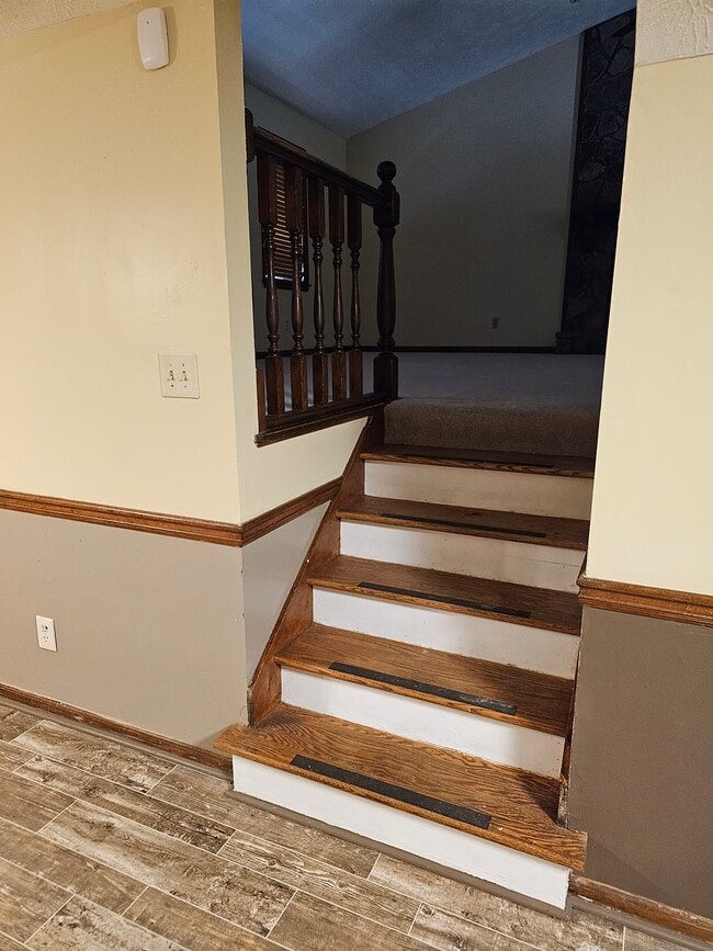 Split level into the kitchen - 5682 Pennybrook Ct