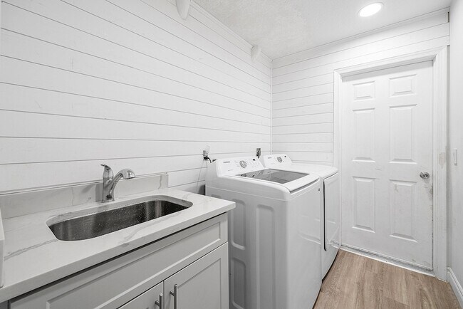 Building Photo - 1252 Raintree Ln