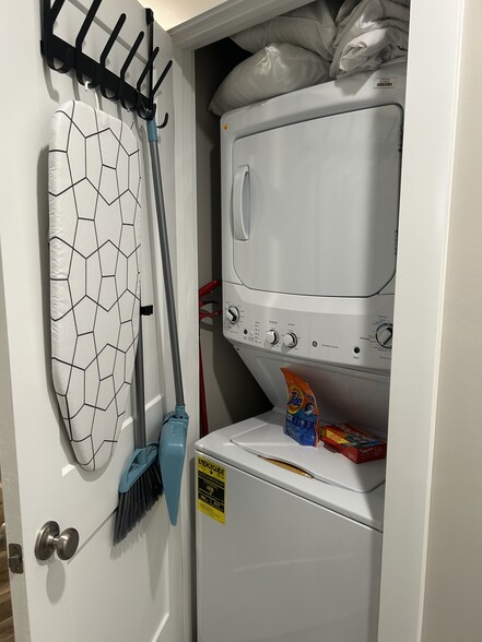 Building Photo - 617 E 3rd St