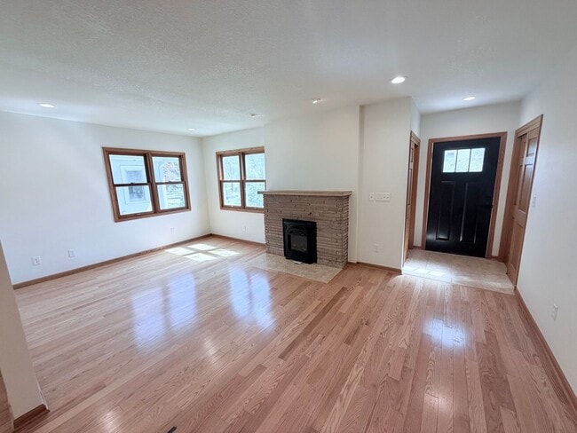 Building Photo - Fully Remodeled Luxury Home with Exceptional Space and Style!!