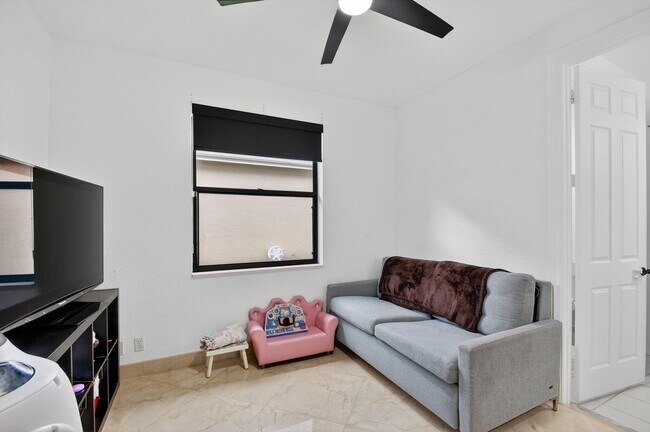 Building Photo - 10337 Trianon Pl