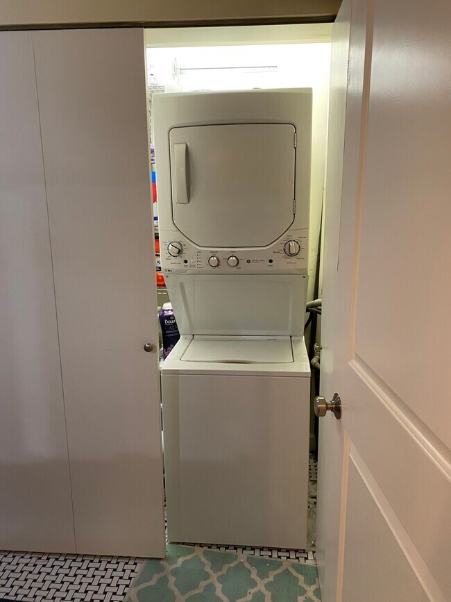 Laundry - 2013 W Cortland St