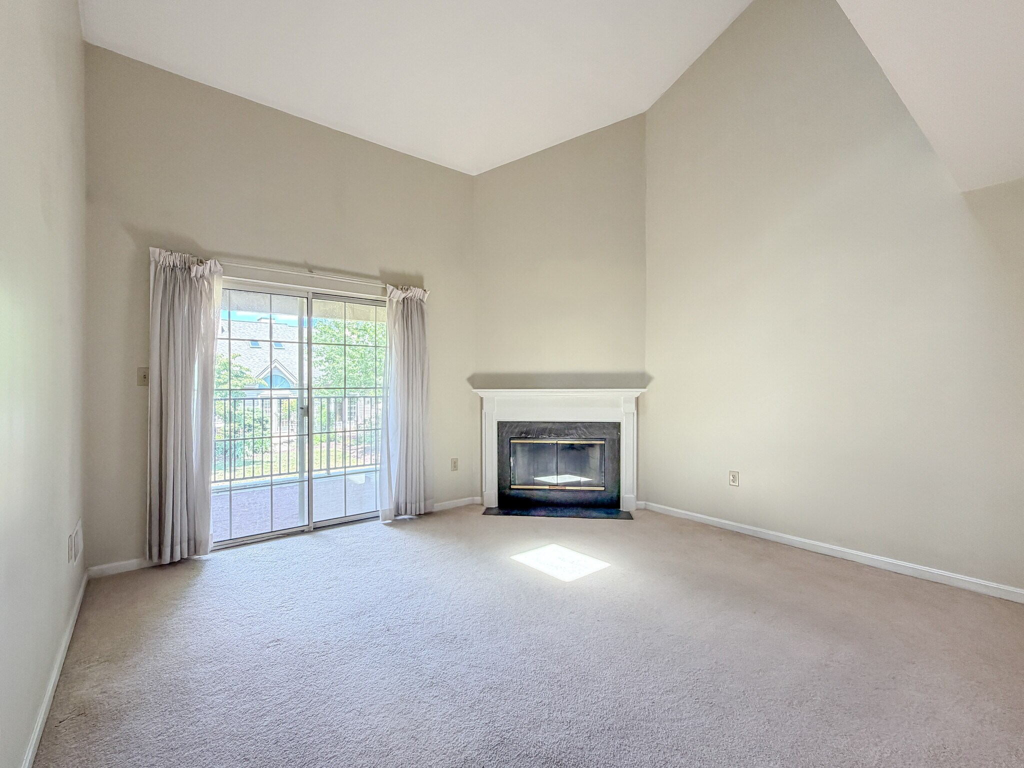 Building Photo - 208 Greenview Dr